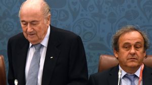 Ex-Fifa-Chef Blatter, suspendierter Uefa-Präsident Platini (re.): Abpfiff Foto: dpa