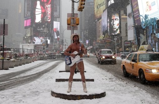 Blizzard Juno kann der New Yorker Ikone Naked Cowboy nichts anhaben. Foto: EPA
