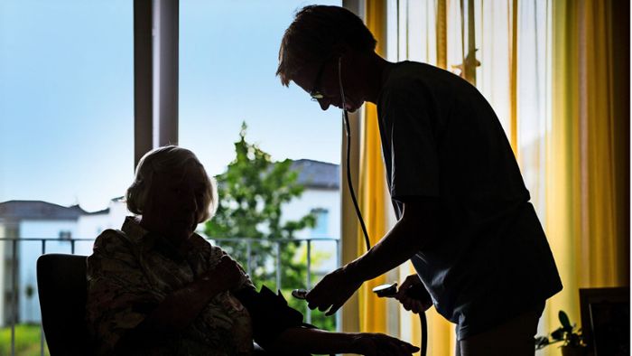 Podiumsdiskussion zur Pflege in Stuttgart: Heimträger kritisieren die Stadt und fordern einen  „Pakt für Pflege“