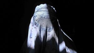 Eine Afghanin in der landestypischen Verschleierung, der Burka: „Ziehen den Tod dem Leben vor.“ Foto: dpa/Jalil Rezayee