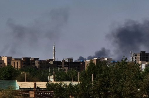 Rauchsäulen steigen über der sudanesischen Hauptstadt Khartum auf – die Waffenruhe scheitert. Foto: AFP