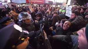 In New York dauerten die Proteste gegen Polizeigewalt die zweite Nacht in Folge an. Foto: EPA