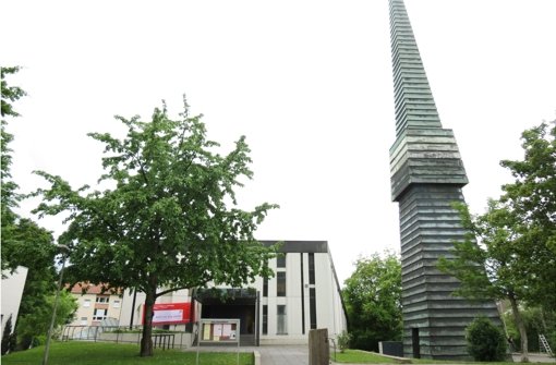 Der Kirchturm steht neben der Sommerrainkirche. Foto: Julia Bayer