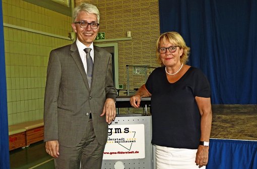 Bürgermeister Andreas Koch hat die neue Rektorin Sabine Nafe willkommen geheißen. Foto: Häusser