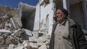 Ein Syrer vor den Trümmern seines Hauses im umkämpften Distrikt Idlib Foto: AFP