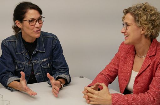 Susanne Schreiber (links), hier im Gespräch mit Eva Noller, Baubürgermeisterin in Leinfelden-Echterdingen, will Filderstadt wieder verlassen. Foto: Eileen Breuer