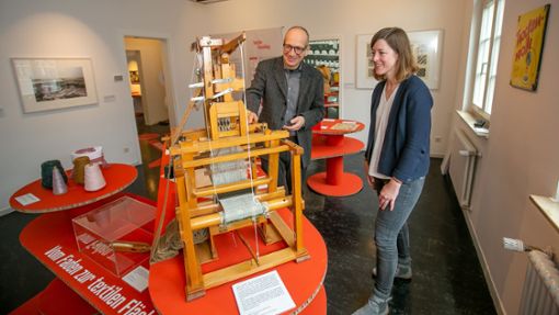 Museumsleiter Hansjörg Albrecht und seine Stellvertreterin Christiane Benecke begutachten das Modell eines Webstuhls aus dem 19. Jahrhundert. Foto: Roberto Bulgrin