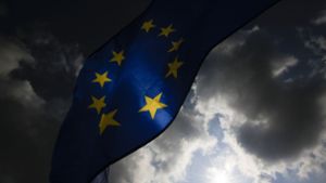 Dunkle Wolken sind über der EU aufgezogen, aber Woche für Woche demonstrieren EU-Freunde. Foto: AP