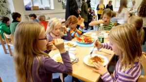 Das gemeinsame Mittagessen gehört in den meisten Kommunen bei der Schulbetreuung  dazu. Foto: dpa/Roland Weihrauch