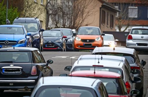 Autos, Autos, Autos: in Ludwigsburg einen Parkplatz zu finden, das kann nervenaufreibend sein. Die Stadt will die Gebühren für Anwohner deshalb erhöhen. Foto: Simon Granville
