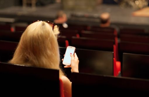 Das Mobiltelefon im Theater benützen – auch wenn die Vorstellung langweilig ist: nicht die feine Art. Foto: Adobe Stock