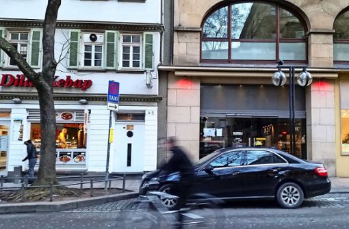 Die Clubbesucher können bisher an der Eberhardstraße in ein Taxi steigen. Nach dem Wunsch des Bezirksbeirats soll das sich  ändern. Sie  präferieren einen Taxistand  an der Hauptstätter Straße. Foto: Hans Jörg Wangner