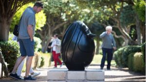 Ein Besucher betrachtet eine Skulptur von Juan Miro im Park des Marivent-Palastes in Palma de Mallorca Der Park ist jetzt frei zugänglich – außer die königliche Familie weilt zu Besuch. Foto: AFP
