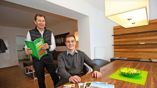 Bernd Weiler (links) und Alexander Polzer  von der Kreisbau präsentieren die moderne Gästewohnung. Foto: Ines Rudel