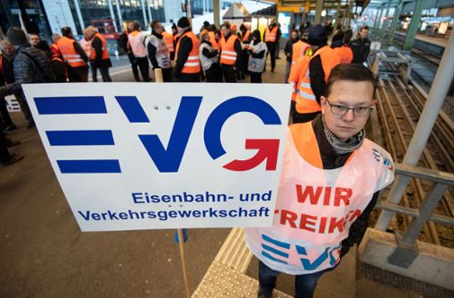 Ein Streikposten hält im Hauptbahnhof ein Plakat der Eisenbahn- und Verkehrsgewerkschaft (EVG). Foto: dpa