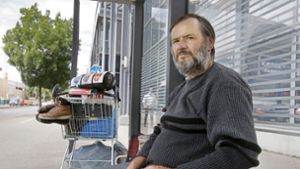 Der Verkehr störe ihn nicht, sagt der 60-Jährige, der in Tübingen in einer Bushaltestelle wohnt. Foto: Horst Haas