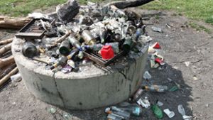 Müllberge und zerschlagene Glasflaschen an der Grillstelle „Zigeunereiche im Forstrevier Sauhag trüben für die Forstleute die Bilanz zum 1. Mai. Foto: Landkreis Esslingen