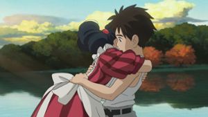 Himi umarmt Mahito so stürmisch, dass dieser irritiert ist: Bei Hayao Miyazaki geht es während­ der Weltenrettung oft  impulsiv zu. Foto: Studio Ghibli/Wild Bunch