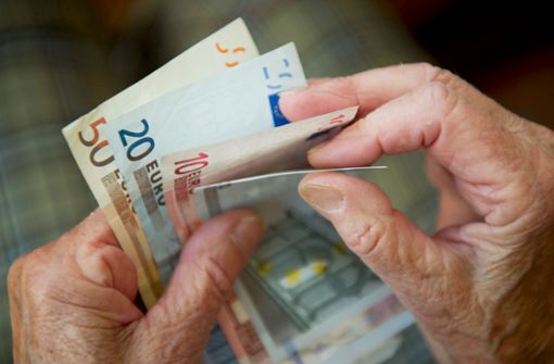 Mehr Geld in der Kasse? Vielen Menschen mit schmaler Rente droht eine Enttäuschung. Foto: dpa/Marijan Murat