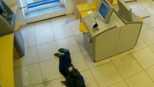 Der Mann lag mitten im Vorraum einer Bankfiliale. Foto: Polizei Essen