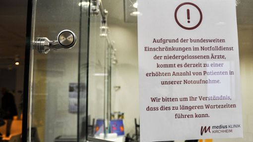 Im Kircheimer Krankenhaus hängen bereits die Hinweise auf verkürzte Zeiten bei der Notfallpraxis. Foto: /Karin Ait Atmane