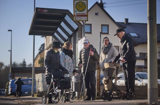 Die Gruppe hat bei einem Rundgang die Barrierefreiheit in Weissach getestet. Foto: /Gottfried Stoppel