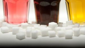 Süß, süßer, am süßesten: Nicht nur in Softdrinks steckt deutlich mehr Zucker als viele denken. Foto: dpa