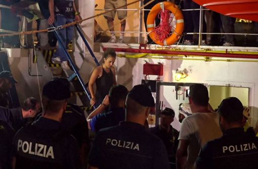 Carola Rackete geht in der Nacht auf Samstag in Lampedusa von Bord der Sea Watch 3. Foto: AFP