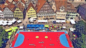 Der Esslinger Marktplatz wird in diesem Jahr nicht für drei Tage mit  dem schmucken rot-blauen Sportboden ausstaffiert. Foto: Robitschko/Arge Marktplatzturnier/Archiv