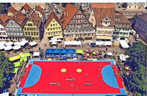 Der Esslinger Marktplatz wird in diesem Jahr nicht für drei Tage mit  dem schmucken rot-blauen Sportboden ausstaffiert. Foto: Robitschko/Arge Marktplatzturnier/Archiv