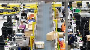 Der Onlinehandel boomt. Hier ein Blick in eine Versandhalle von Amazon, dem umsatzstärksten  Onlinehändler Deutschland. Foto: dpa/Sebastian Willnow