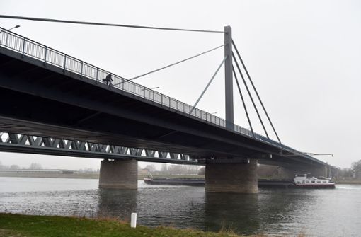 Die Rheinbrücke wird derzeit saniert. Foto: dpa/Uli Deck