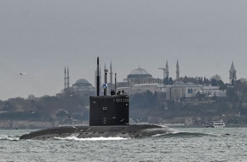 Ein russisches U-Boot fährt an der Hagia Sophia vorbei. Foto: AFP/Ozan Kose