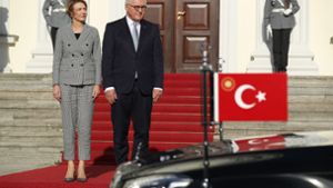 Am Freitagmorgen haben Steinmeier und seine Frau Elke Büdenbender den türkischen Präsident in Schloss Bellevue empfangen. Abends findet hier das Staatsbankett statt. Foto: Getty Images Europe
