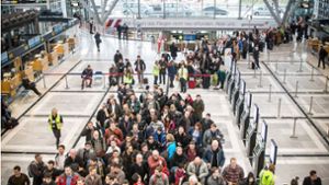 In Stuttgart müssen immer mehr Passagiere auf ihren Abflug warten. Dieses Foto zeigt eine Warteschlange während eines Streiks des Sicherheitspersonals 2015. Foto: Lichtgut/Achim Zweygarth