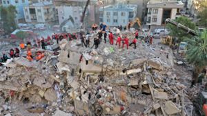 Rettungskräfte arbeiten am Ort eines durch ein Erdbeben eingestürzten Gebäudes. (Bild vom 31.10.2020) Foto: dpa