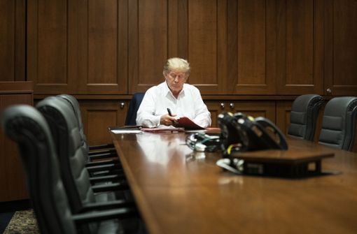 Trump in einem Konferenzraum des Militärkrankenhauses Foto: dpa/Joyce N. Boghosian