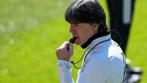 Alles hört auf sein Kommando: Bundestrainer Joachim Löw. Foto: dpa/Christian Charisius