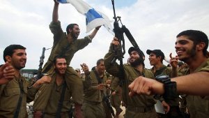 An der Grenze zum Gazastreifen feiern israelische Soldaten die Waffenruhe. Foto: dpa