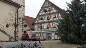 Die Fassade des Alten Rathauses in Kernen-Stetten wird in der Adventszeit zum Märchenkalender. Foto: Roland Böckeler