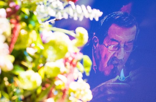 Blumen für den Nobelpreisträger: Am Sonntag findet in Lübeck die zentrale Trauerfeier für Günter Grass statt. Foto: dpa