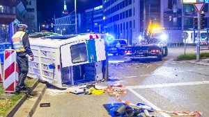 Bei einem schweren Unfall auf dem Rotebühlplatz in Stuttgart-Mitte sind am frühen Samstag vier Personen leicht verletzt worden. Der Sachschaden beträgt rund 150.000 Euro. Foto: www.7aktuell.de | Oskar Eyb