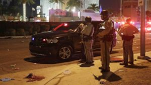 Polizisten sind nach der Schießerei in Las Vegas unterwegs und sichern die Gegend. Foto: AP