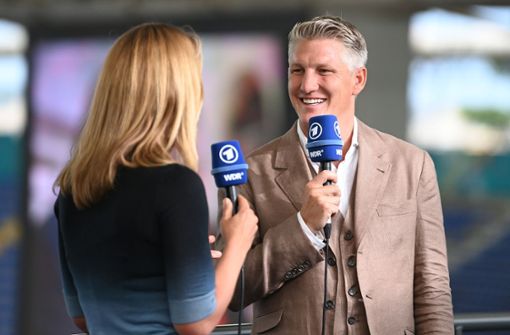 TV-Experte Bastian Schweinsteiger und ARD-Journalistin Jessy Wellmer waren teils nur sehr schwer zu verstehen. Foto: dpa/Matthias Balk