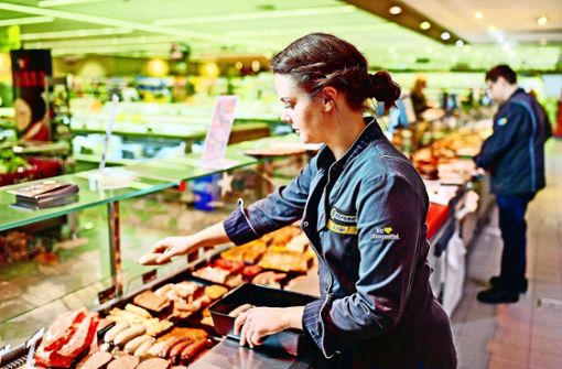 Fachfrauen  an der Fleischtheke sind knapp. Das macht kleinen Läden zu schaffen. Foto: dpa