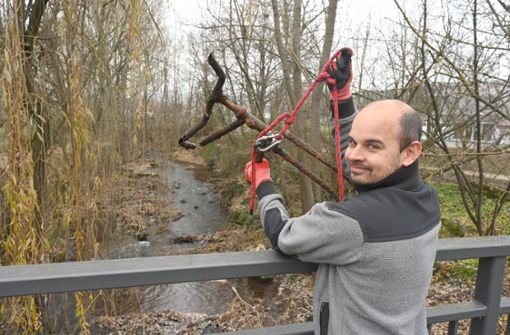 Markus Kronenwett angelt von Brücken oder vom Ufer aus. Der stärkste Magnet hat eine Zugkraft von 400 Kilo. Foto: Werner Kuhnle