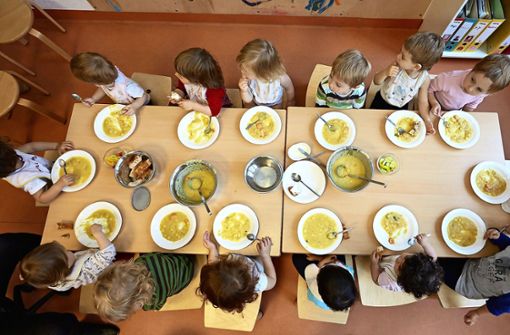 Was ist in der Suppe? Die Speisung in der Kindertagesstätte wird vielerorts nicht mit einem Einheitsgericht bestritten. Foto: dpa/Georg Wendt