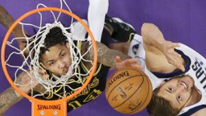 Kampf um den Ball: Die Dallas Mavericks um Maximilian Kleber (rechts, hier gegen Brandon Ingram von den Los Angeles Lakers) zählen zu den schlechtesten Teams der NBA Foto: AP