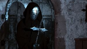 Ein unheimlicher Mönch treibt im Horrorfilm „Sin Reaper – Stirb für deine Sünden“ sein Unwesen, der Möhringer Sebastian Heck sorgte für die Requisiten. Foto:  