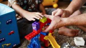 Lego bauen, Zähne putzen: Der Alltag von Pflegefamilien sieht gar nicht so anders aus als bei Familien mit leiblichen Kindern. Foto: dpa/Uwe Anspach